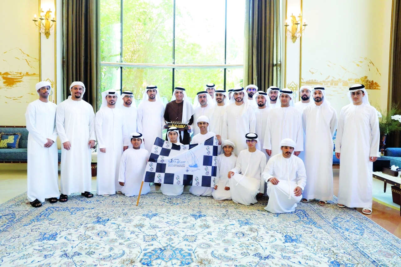 "سعود بن صقر يتوسط أبطال التجديف | وام"
