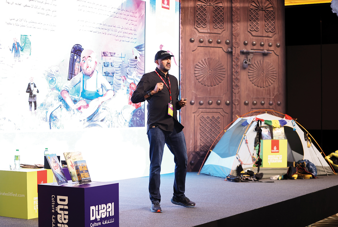 "مصطفى سلامة خلال مهرجان طيران الإمارات للآداب"