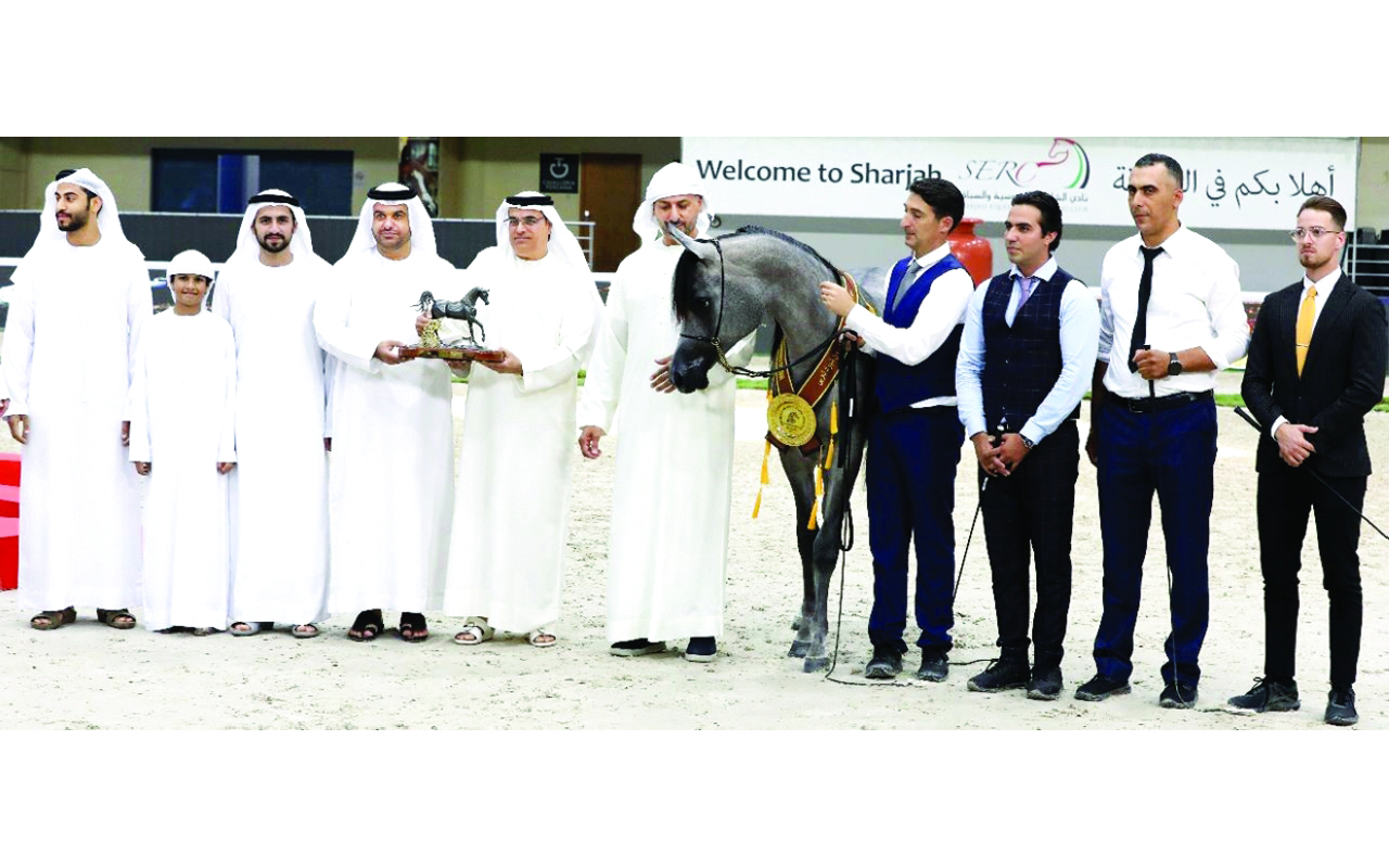 "محمد التوحيدي وعبدالعزيز المرزوقي خلال مراسم التتويج | البيان"