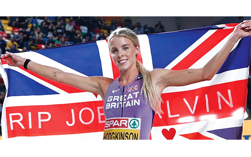 "العداءة البريطانية كيلي هودجكينسون تحتفل بالذهبية برفع علم بلادها | البيان"