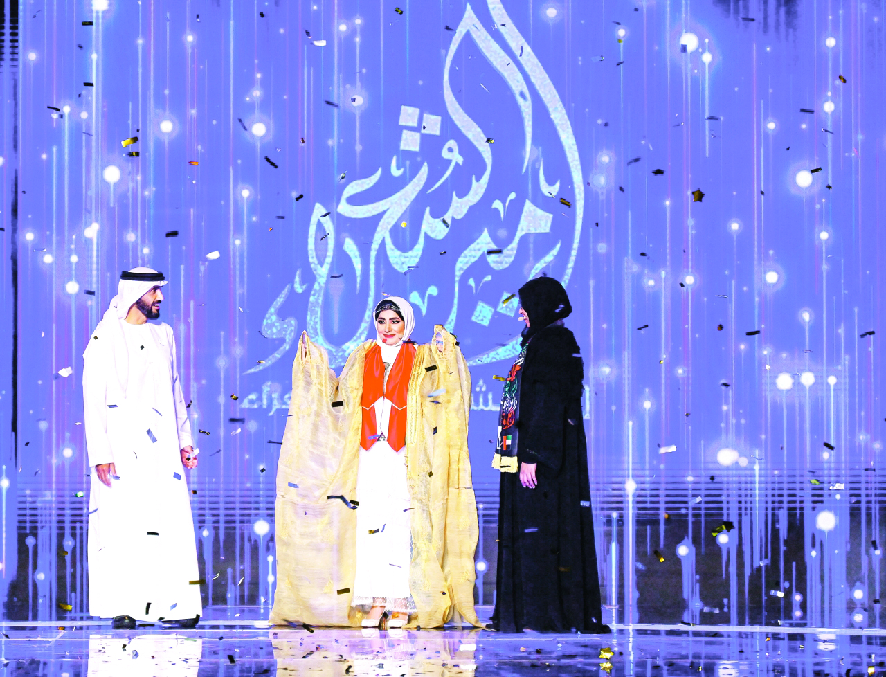 "نهيان بن زايد خلال تتويج عائشة السيفي بلقب أميرة الشعراء | من المصدر"