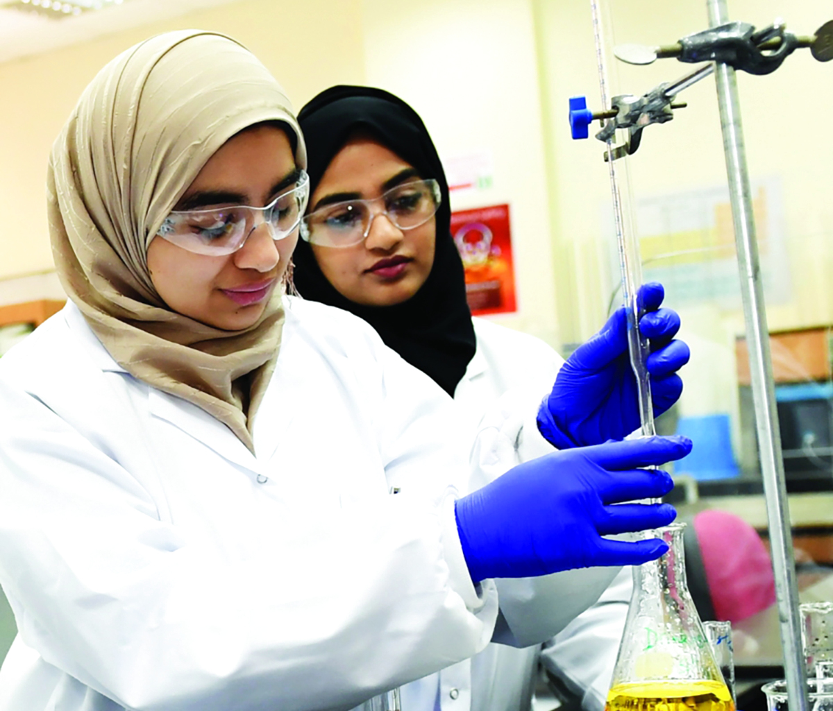 "طالبتان من كلية الصيدلة خلال التجارب    |  من المصدر"