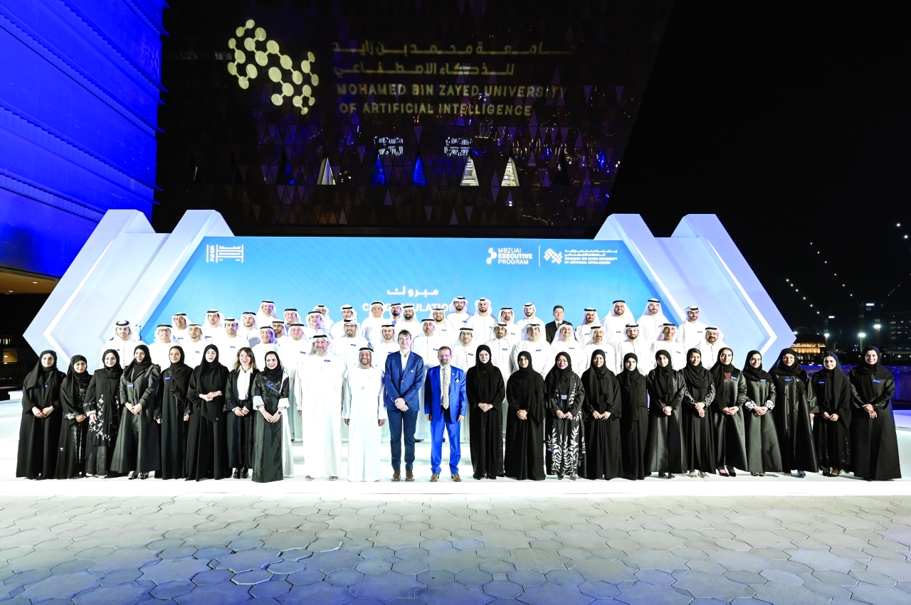 "مديرون ومسؤولون يتوسطون الخريجين والخريجات في لقطة جماعية | من المصدر"