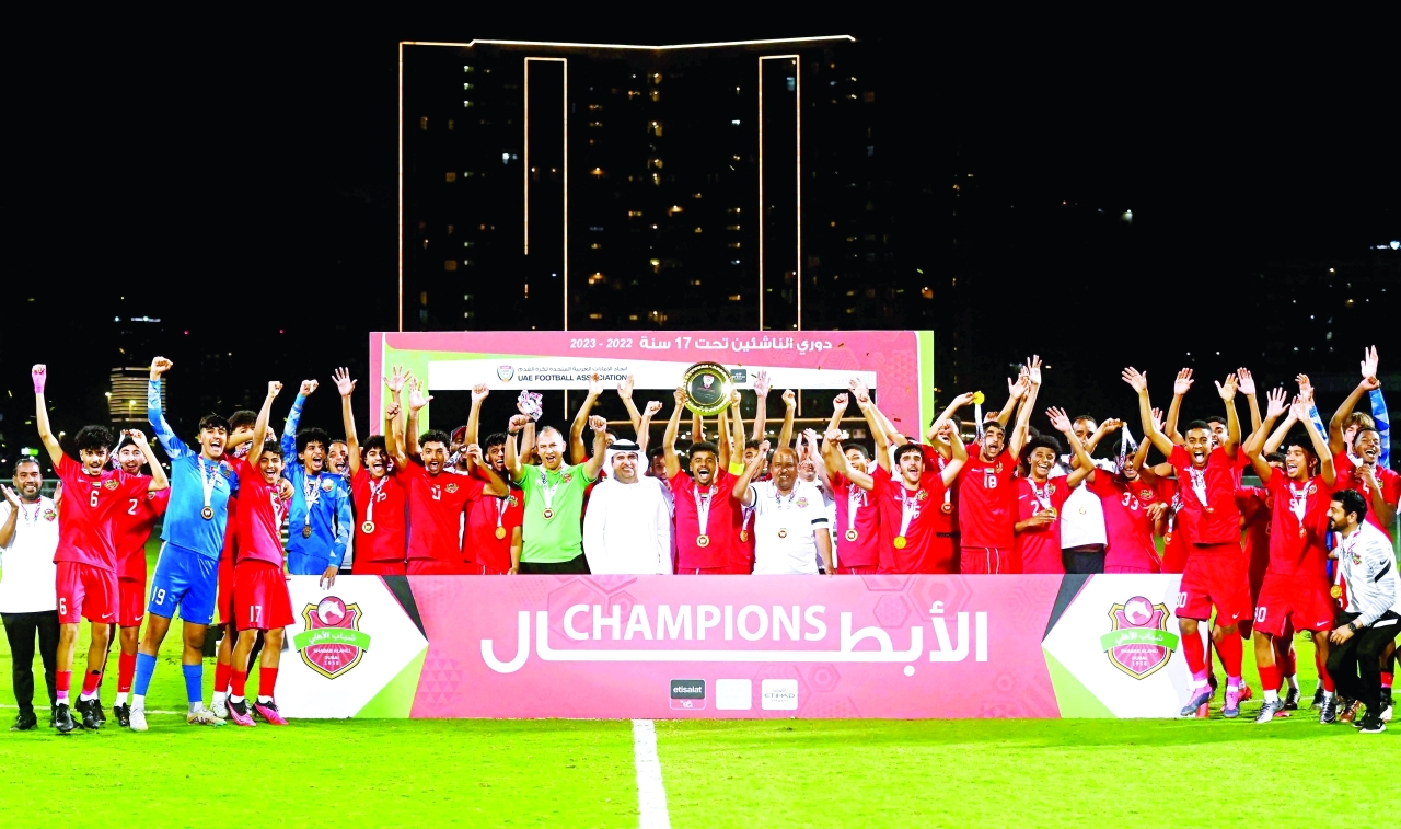 "شباب الأهلي يتسلم درع دوري تحت 17 سنة | البيان"