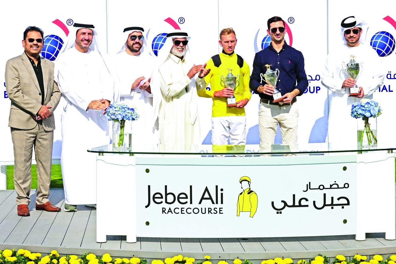 "محمد الشحي خلال تسلمه جائزة الشوط الثالث البيان"