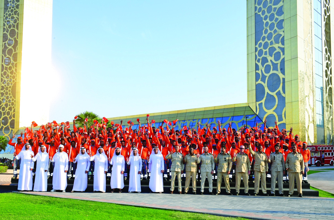 "داوود الهاجري يتوسط فرق ومهندسي النظافة عند برواز دبي خلال التكريم | من المصدر"