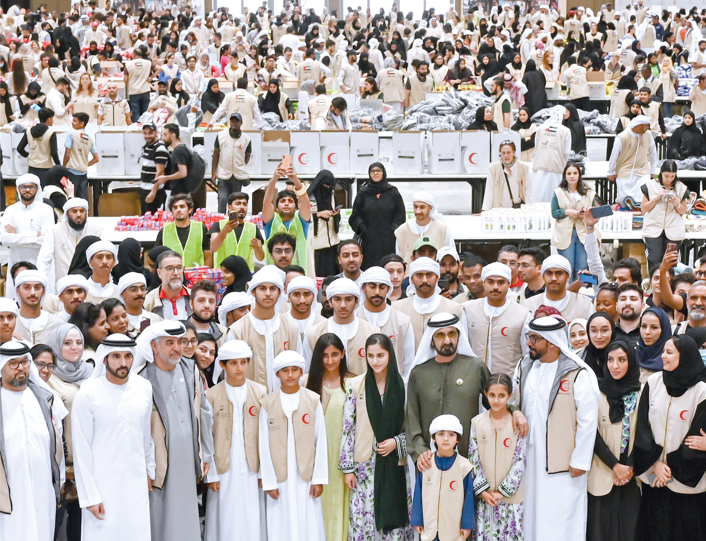 "محمد بن راشد خلال تفقده الحملة بحضور حمدان بن محمد والشيوخ والمسؤولين | تصوير: محمد هشام"