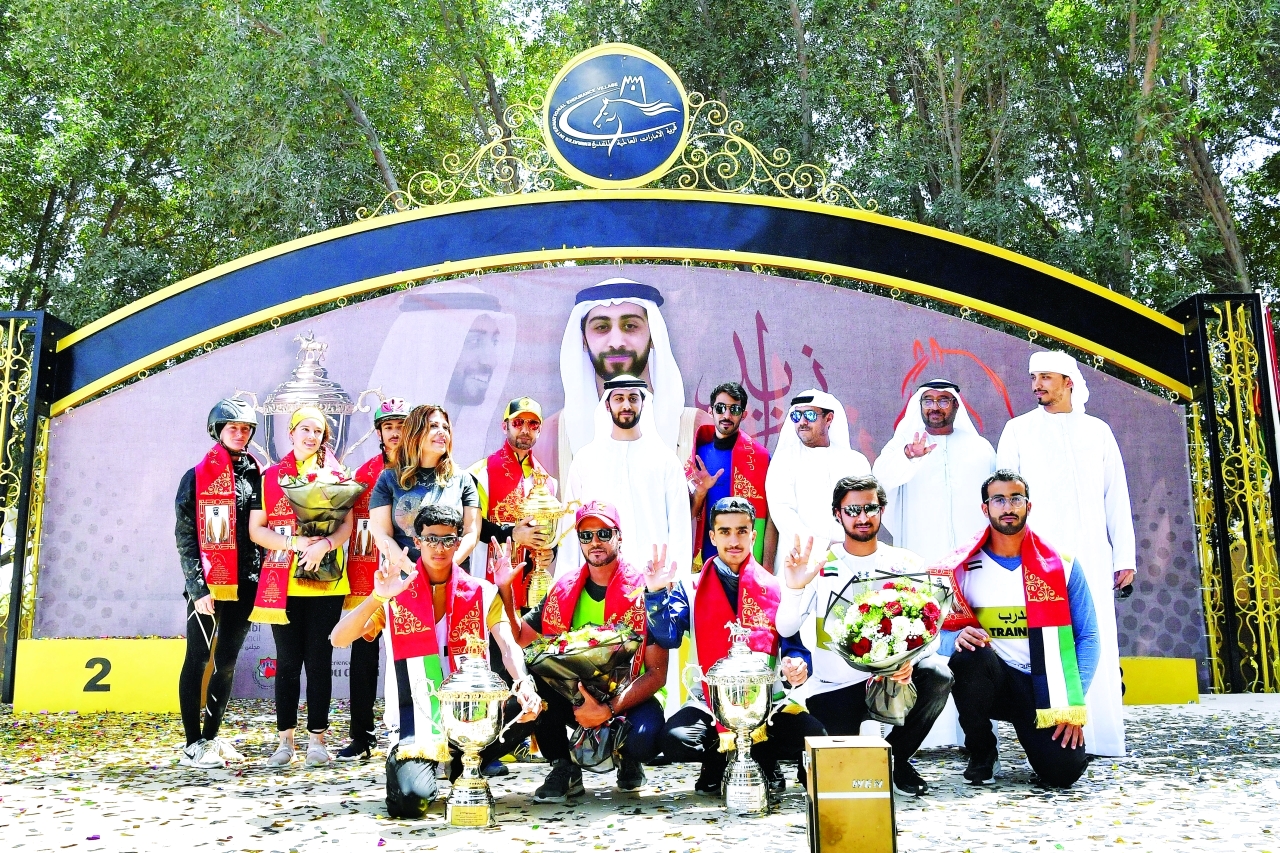 "زايد بن منصور خلال تتويج الفائزين بحضور مسلم العامري ومحمد الحضرمي وعبدالرحمن الرميثي ولارا صوايا | البيان"