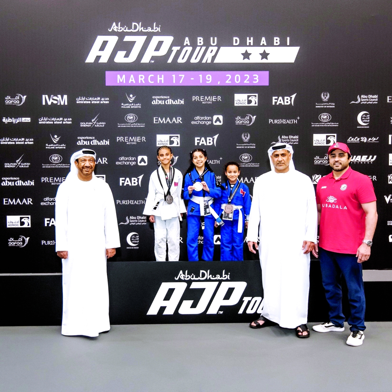 "عبدالمنعم الهاشمي خلال مراسم التتويج بحضور محمد الظاهري | البيان"