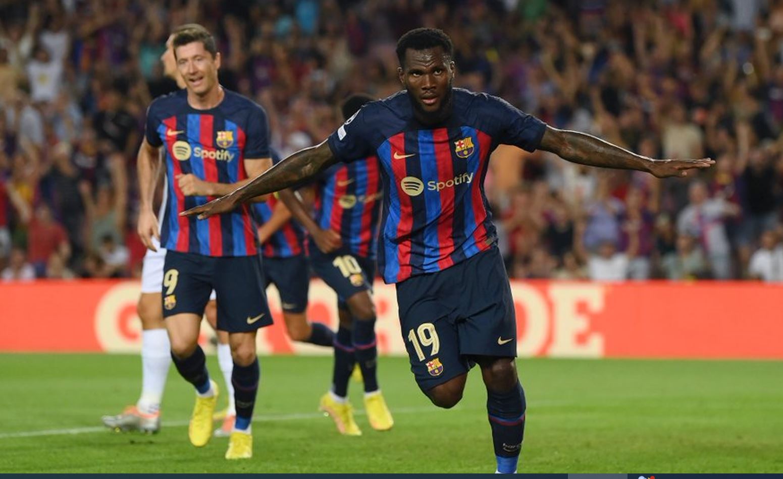 برشلونة يفوز على الريال ويقترب من حسم لقب الدوري الإسباني