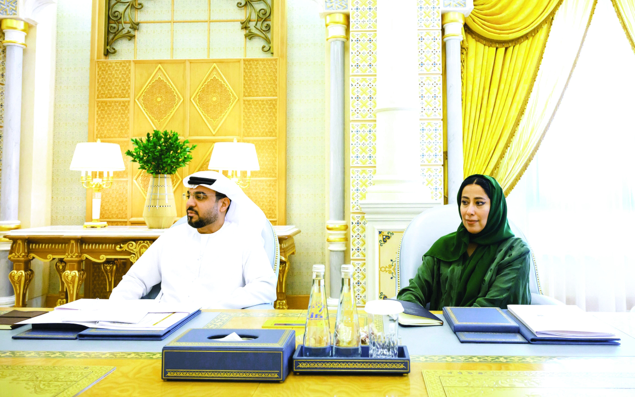 "سعيد العطر ومنى المري خلال الاجتماع"
