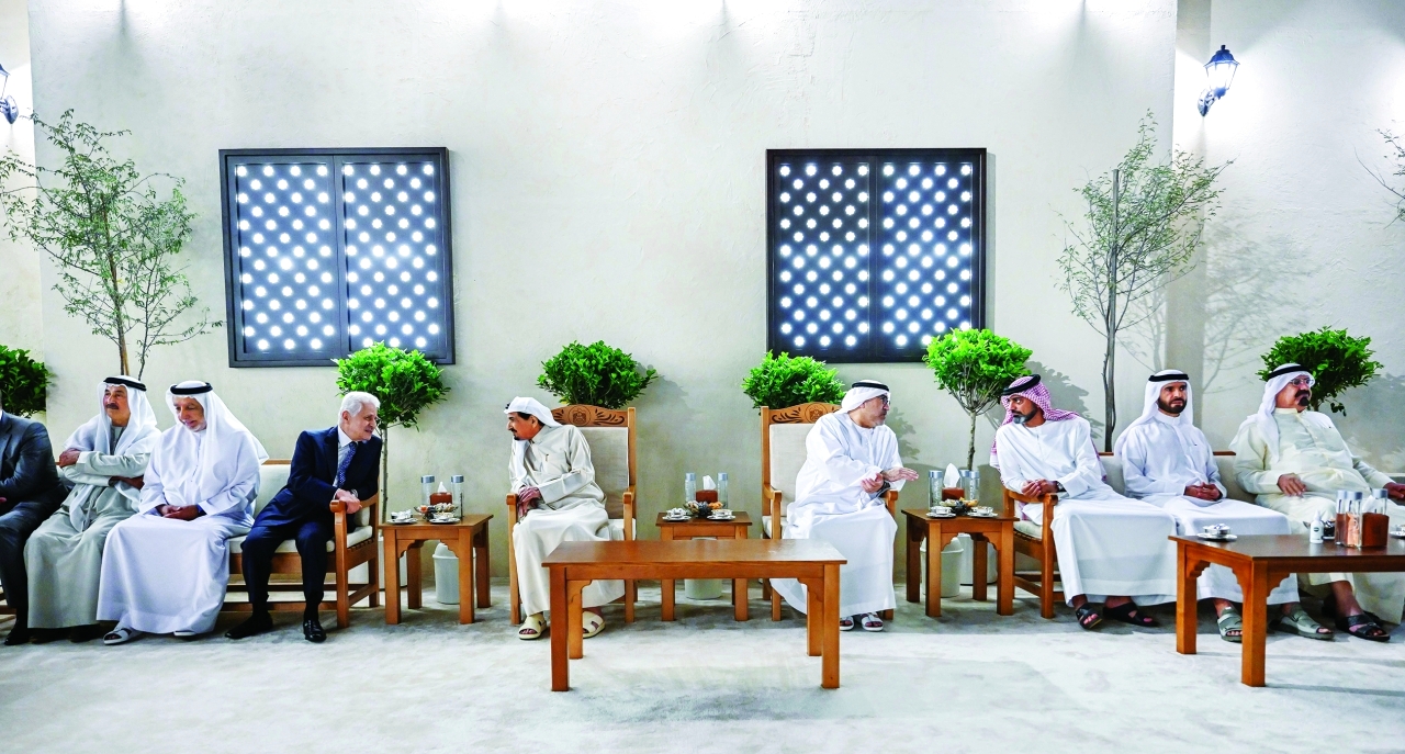 "حميد النعيمي خلال استقبال المهنئين بحضور عمار بن حميد"