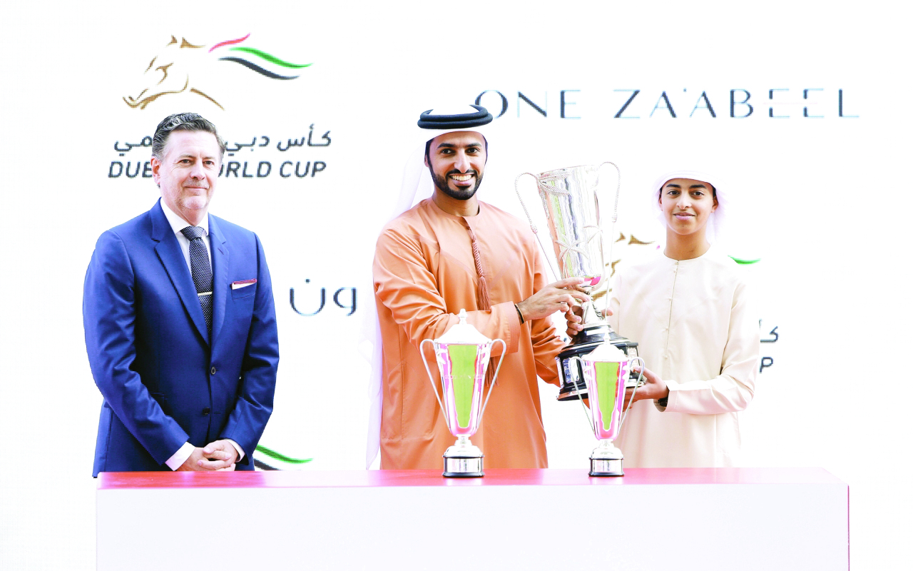 "راشد النعيمي يتسلم كأس «جودلفين للميل» | تصوير: زافير ويلسون"