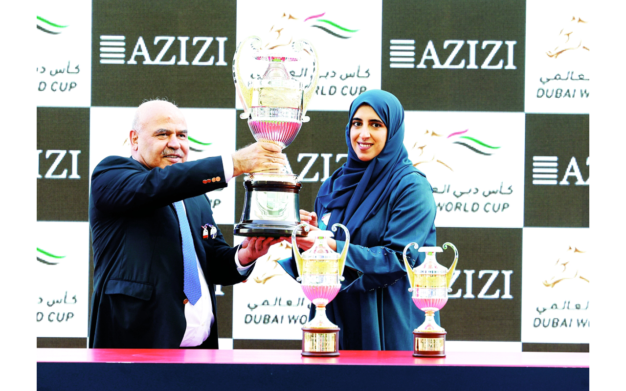 "حصة بنت حمدان تتسلم كأس الشوط الرابع | البيان"