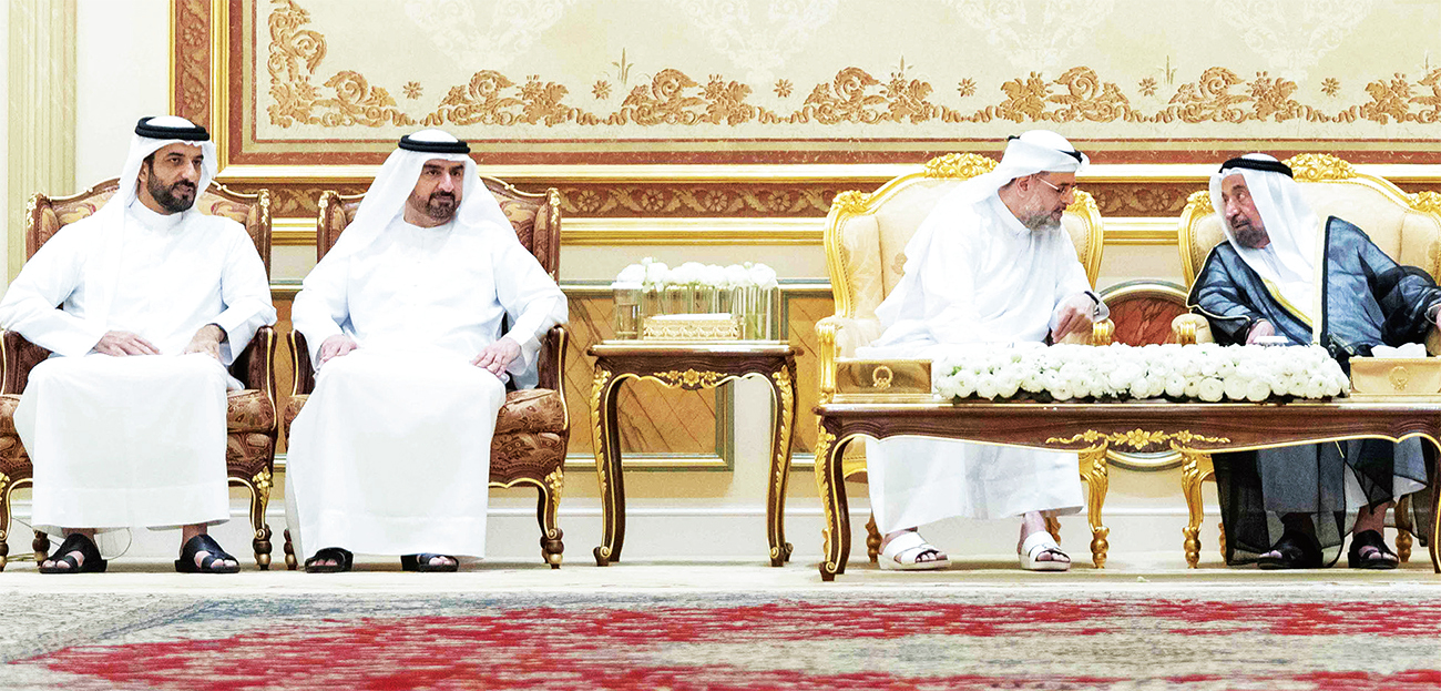 "سلطان القاسمي في حديث مع سلطان بن محمد خلال الاستقبال بحضور عبد الله بن سالم وسلطان بن أحمد | وام"
