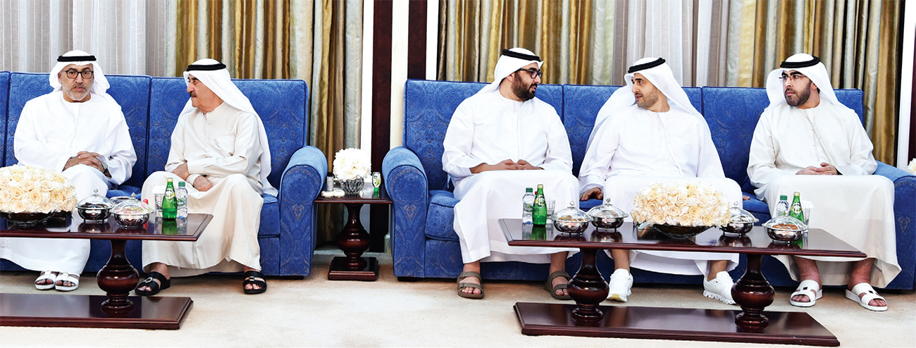 "سعود المعلا خلال الاستقبال بحضور راشد بن سعود والشيوخ وعبدالرحمن العويس"