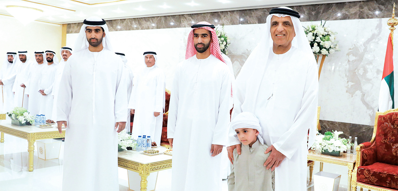 "سعود بن صقر خلال استقبال المهنئين بحضور الشيوخ"