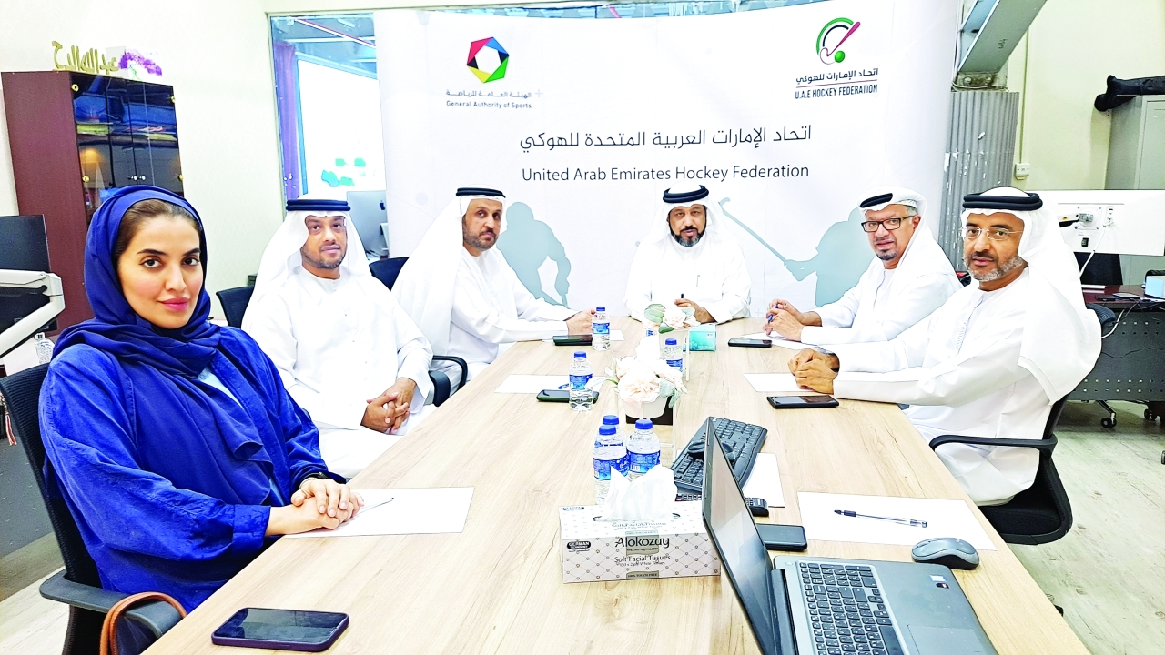 "عبد الله الدح خلال اجتماع مجلس الإدارة | البيان"