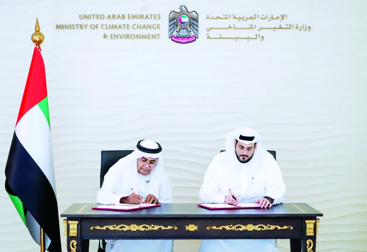 "عيسى الهاشمي وغالب البريكي خلال توقيع المذكرة | من المصدر"