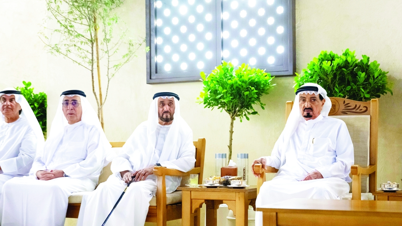 "حميد النعيمي مستقبلاً المهنئين"
