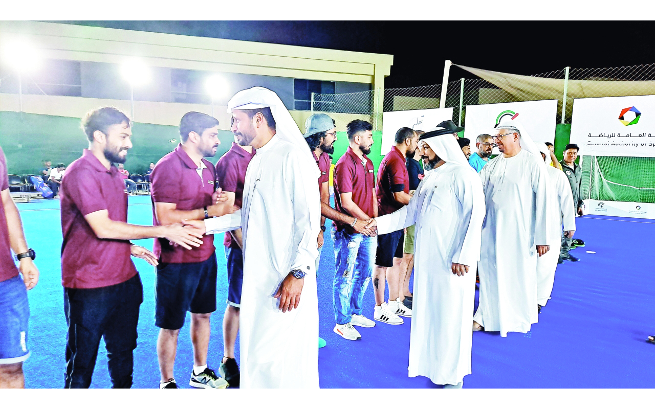"سيف الزري وعبد الله الدح يصافحان لاعبي الفرق المشاركة | البيان"