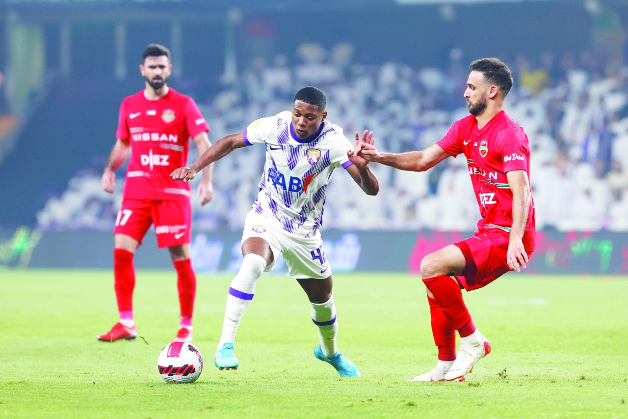 "جانب من قمة شباب الأهلي والعين | تصوير: سيف الكعبي"