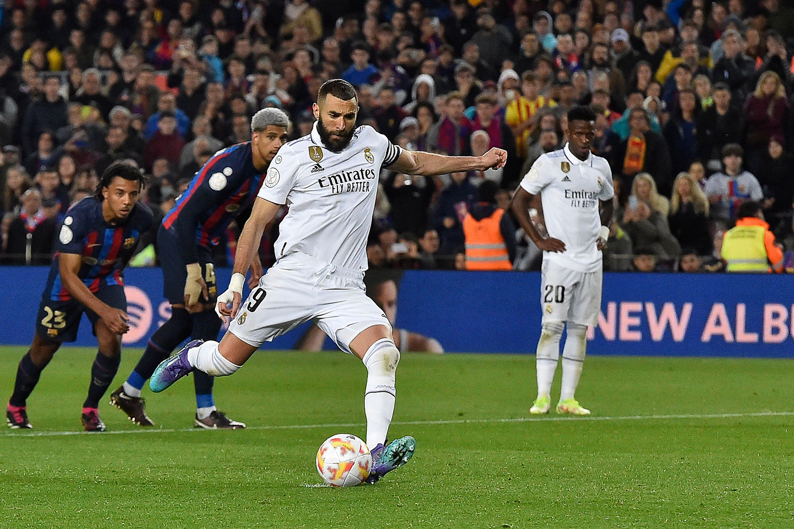ريال مدريد يكتسح برشلونة برباعية ويتأهل لنهائي كأس إسبانيا