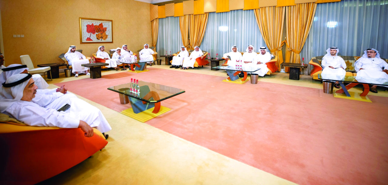 "ضاحي خلفان والمسؤولون في مجلس علي الشعفار بدبي | وام"