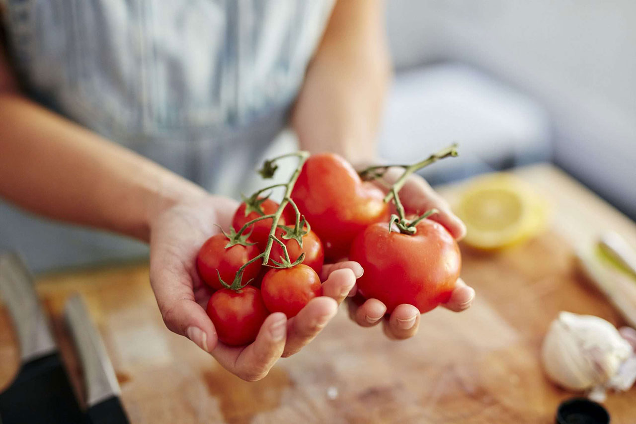 ماذا يحدث لصحتك عندما تكثر من تناول البندورة؟