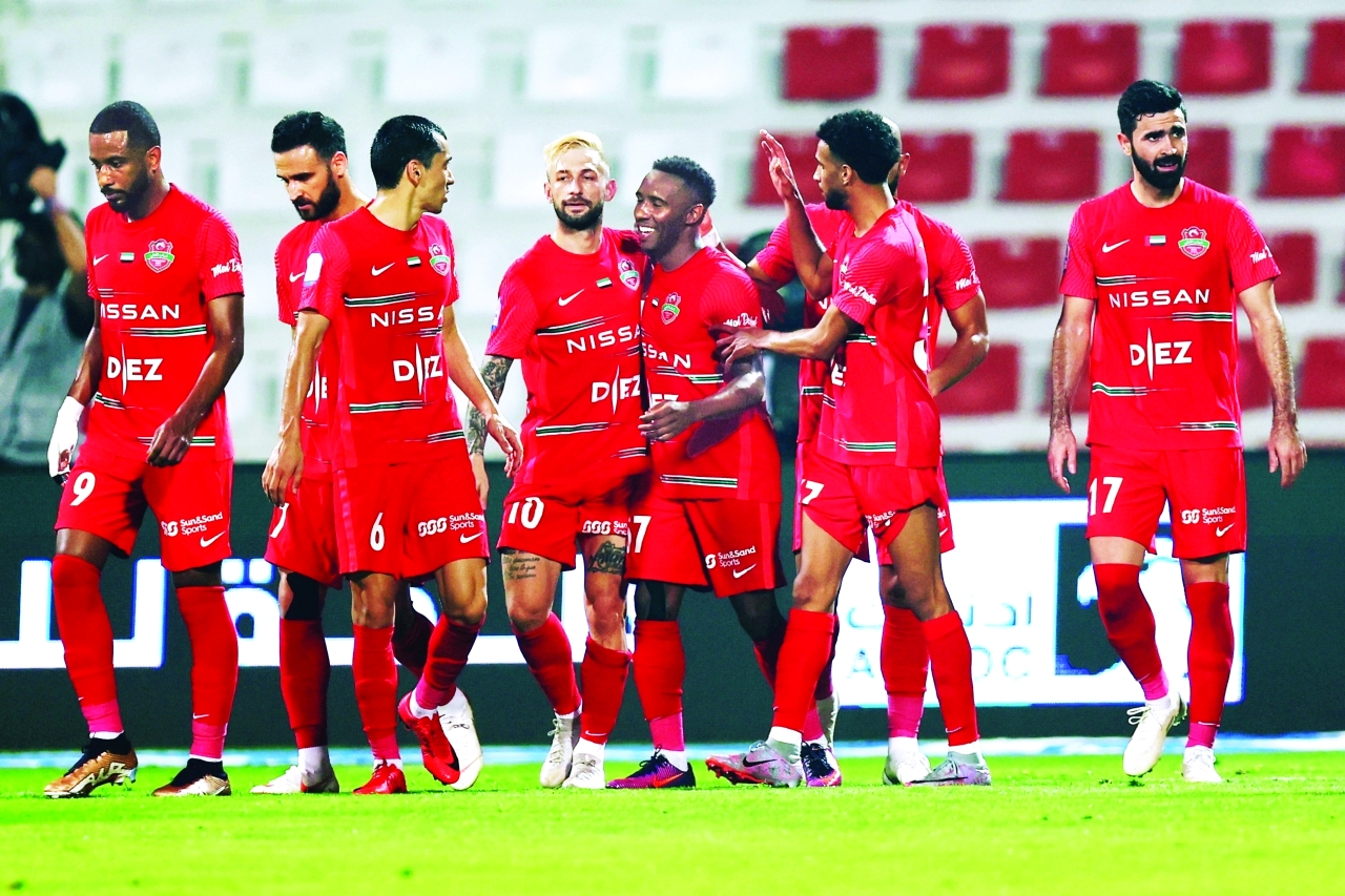 "لاعبو شباب الأهلي يحتفلون بالفوز على البطائح | تصوير: سالم خميس"