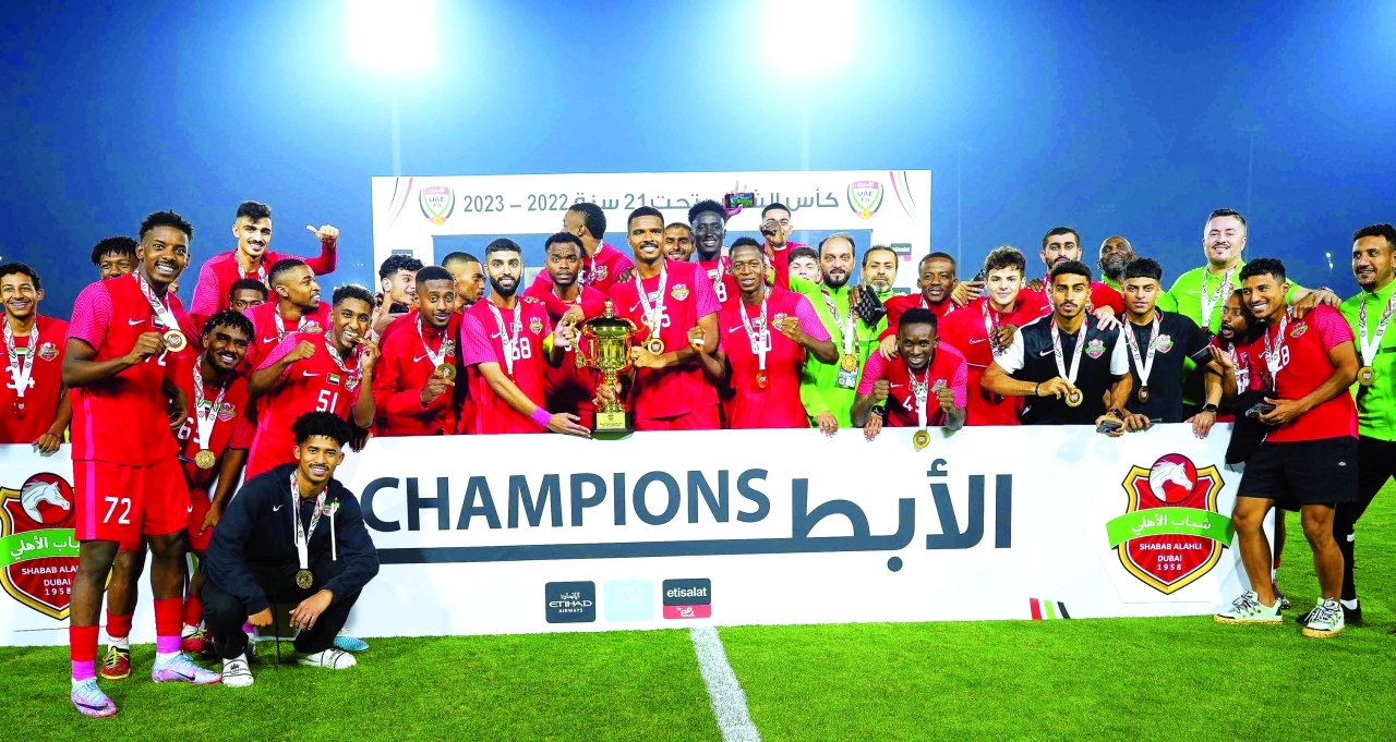 "لاعبو شباب الأهلي مع الكأس | من المصدر"