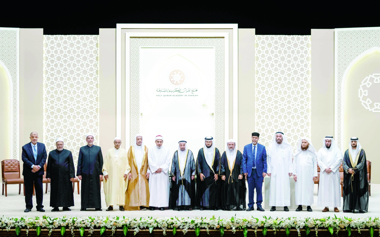"سلطان القاسمي يتوسط عدداً من العلماء خلال الحفل | من المصدر"