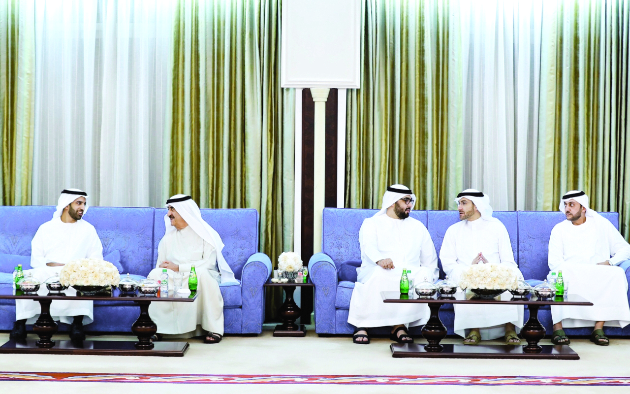 "حاكم أم القيوين بحضور راشد بن سعود مستقبلًا محمد بن سعود"