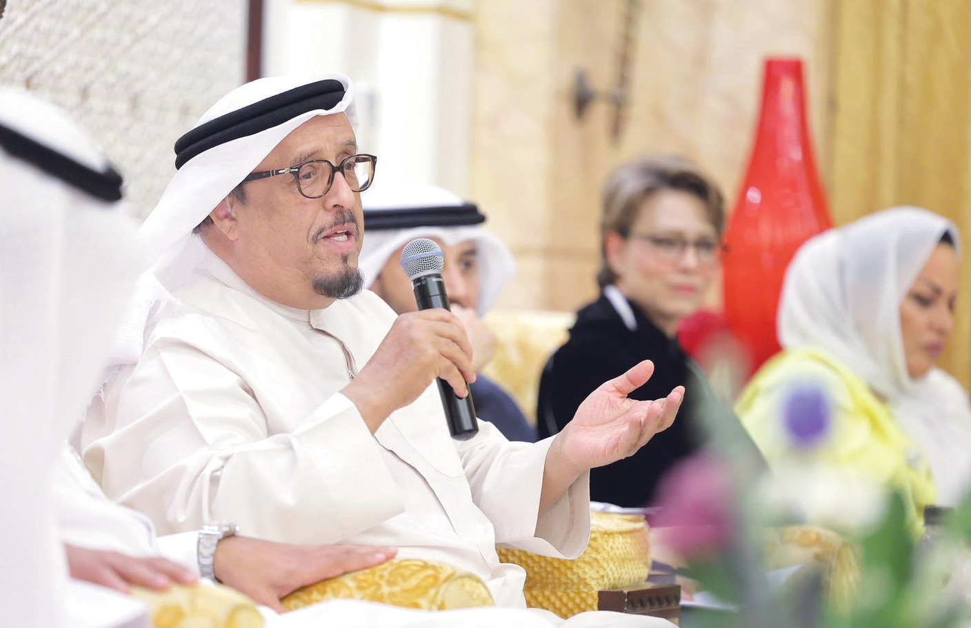"ضاحي خلفان يتحدث خلال المجلس | تصوير: علي سالار"