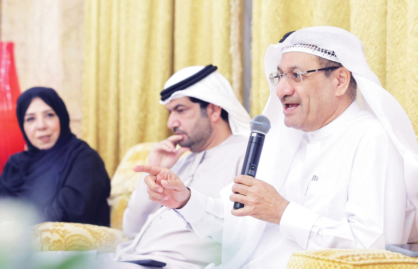 "حميد القطامي متحدثاً خلال المجلس"