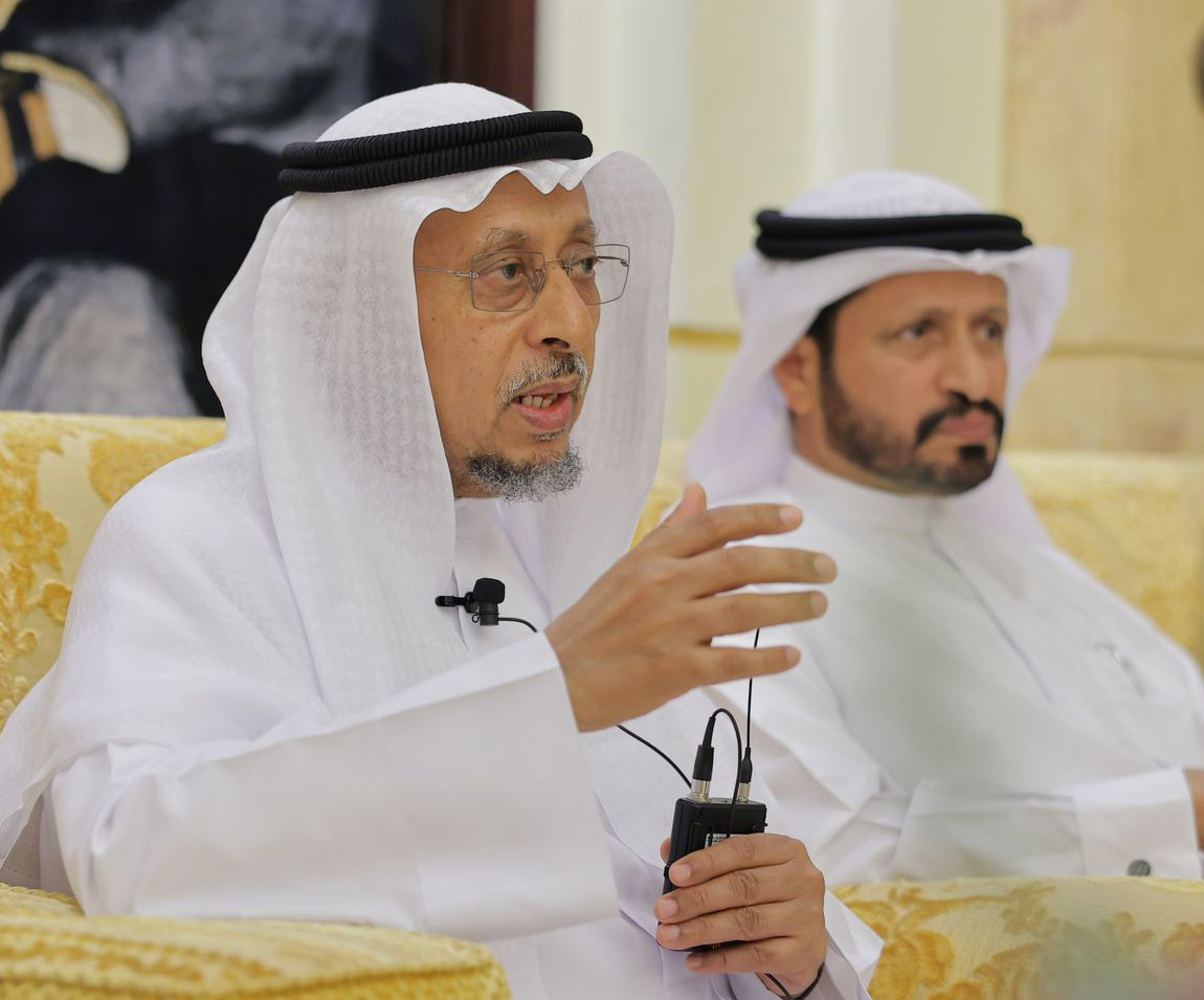 "أحمد الحداد متحدثاً خلال المجلس بحضور سيف الزري"