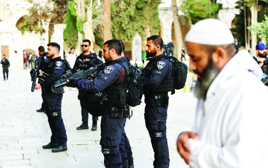 التوتر إلى ذروته في «الأقصى»..  وصواريخ سورية جديدة صوب الجولان