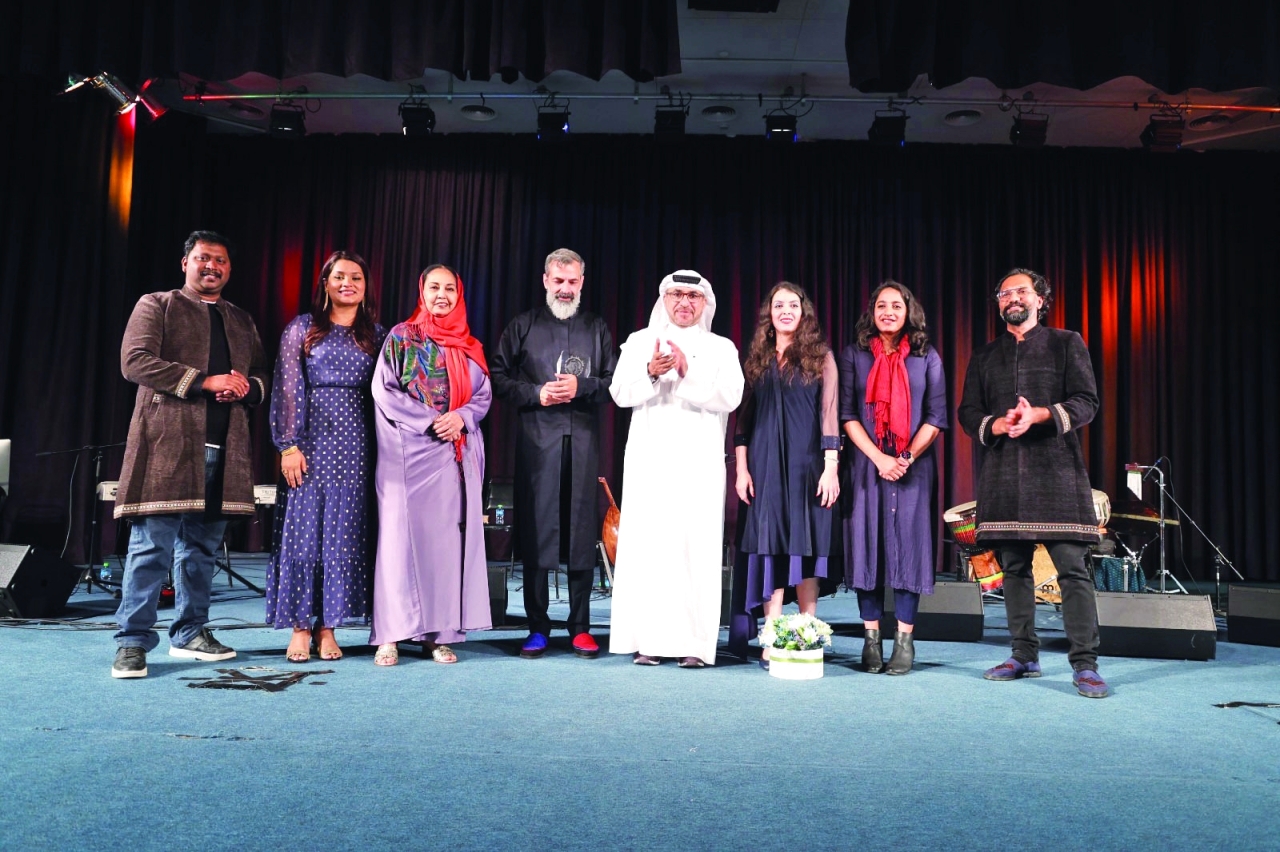 "فاطمة الصايغ تقدم درع المؤسسة لأمير حسين بحضور إبراهيم الهاشمي"