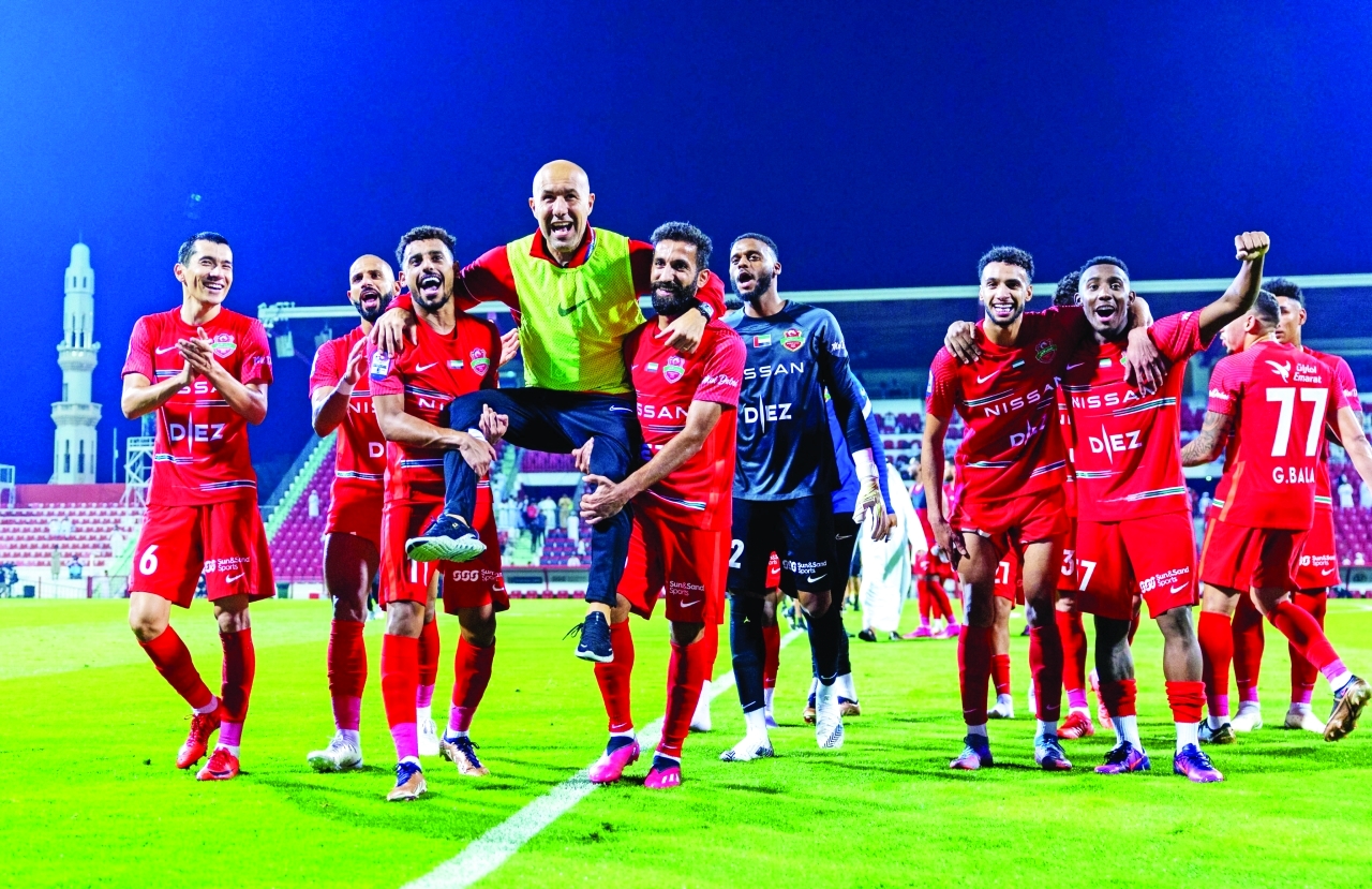 "نجوم شباب الأهلي يحتفلون بجارديم بعد الاحتفاظ بقمة الدوري | البيان"