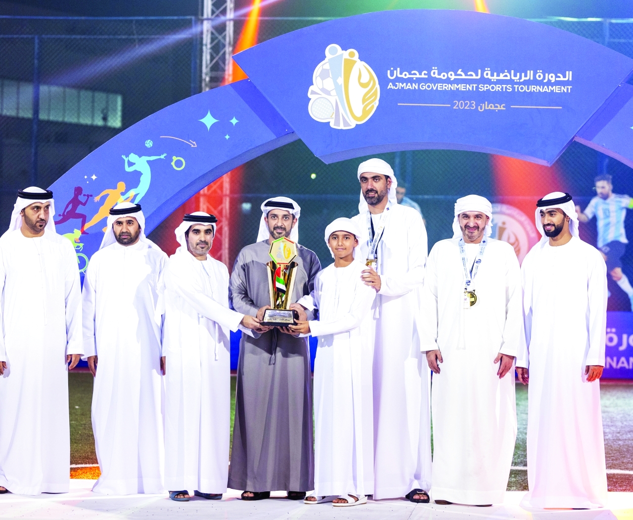 "عبد العزيز النعيمي خلال مراسم التتويج بحضور راشد بن عمار ومحمد بن عمار | البيان"