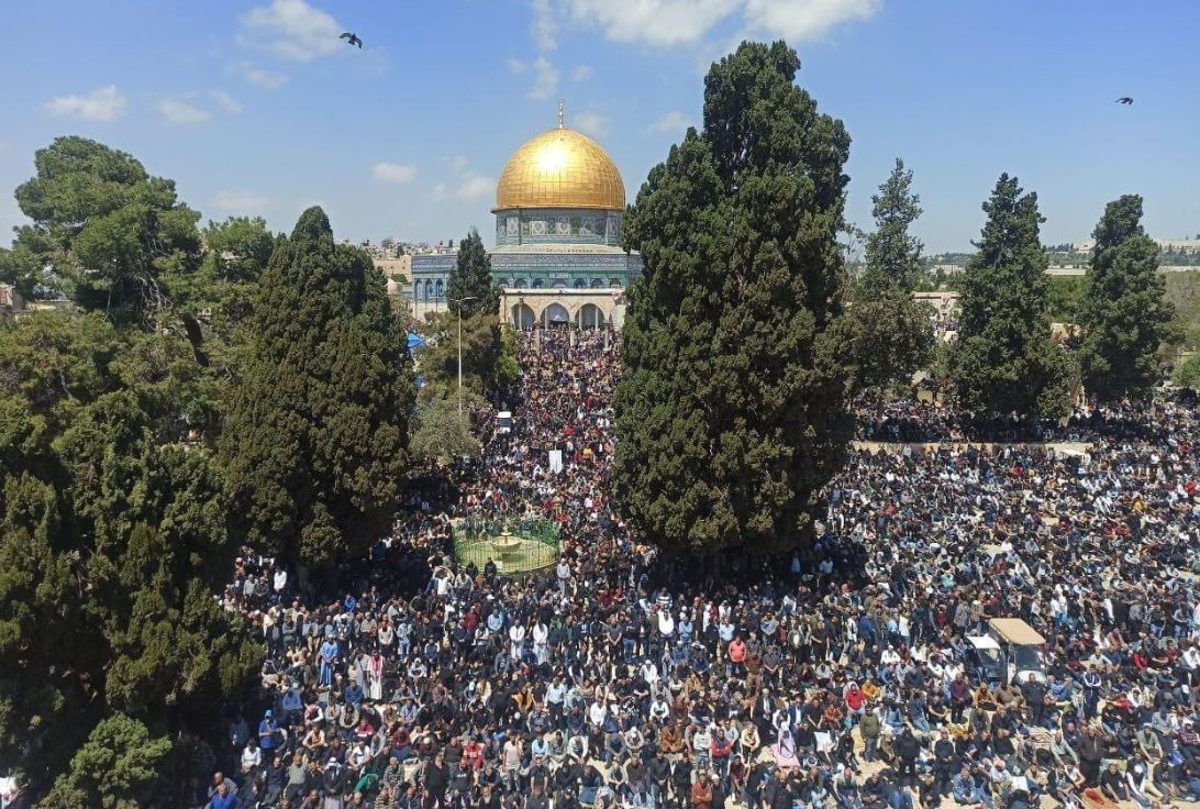 250 ألفاً يؤدون صلاة الجمعة في المسجد الأقصى