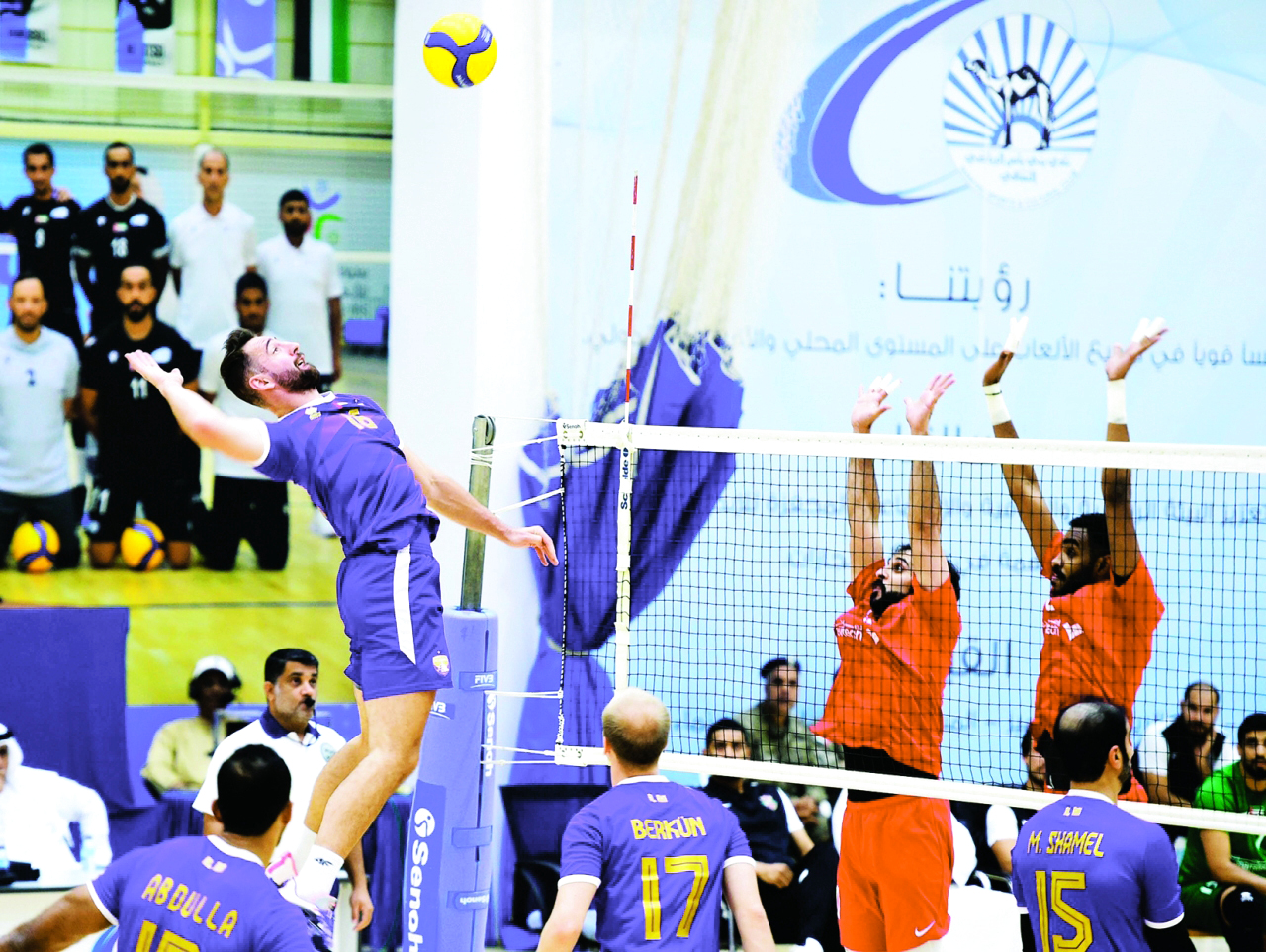 "من لقاء سابق بين شباب الأهلي والعين | البيان"