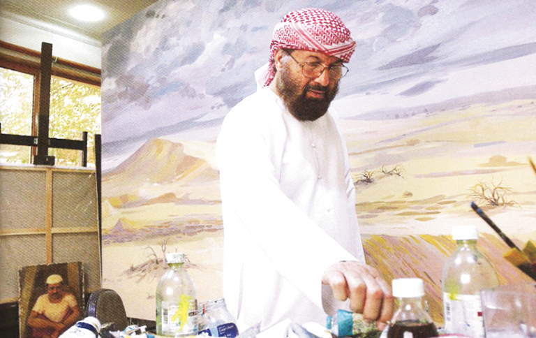 "عبد القادر الريس خلال العمل على إحدى لوحاته | من المصدر"