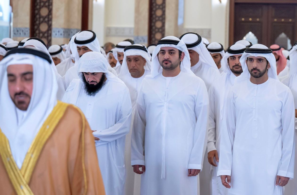 حمدان بن محمد ومكتوم بن محمد يؤديان صلاة عيد الفطر في مسجد زعبيل الكبير في دبي