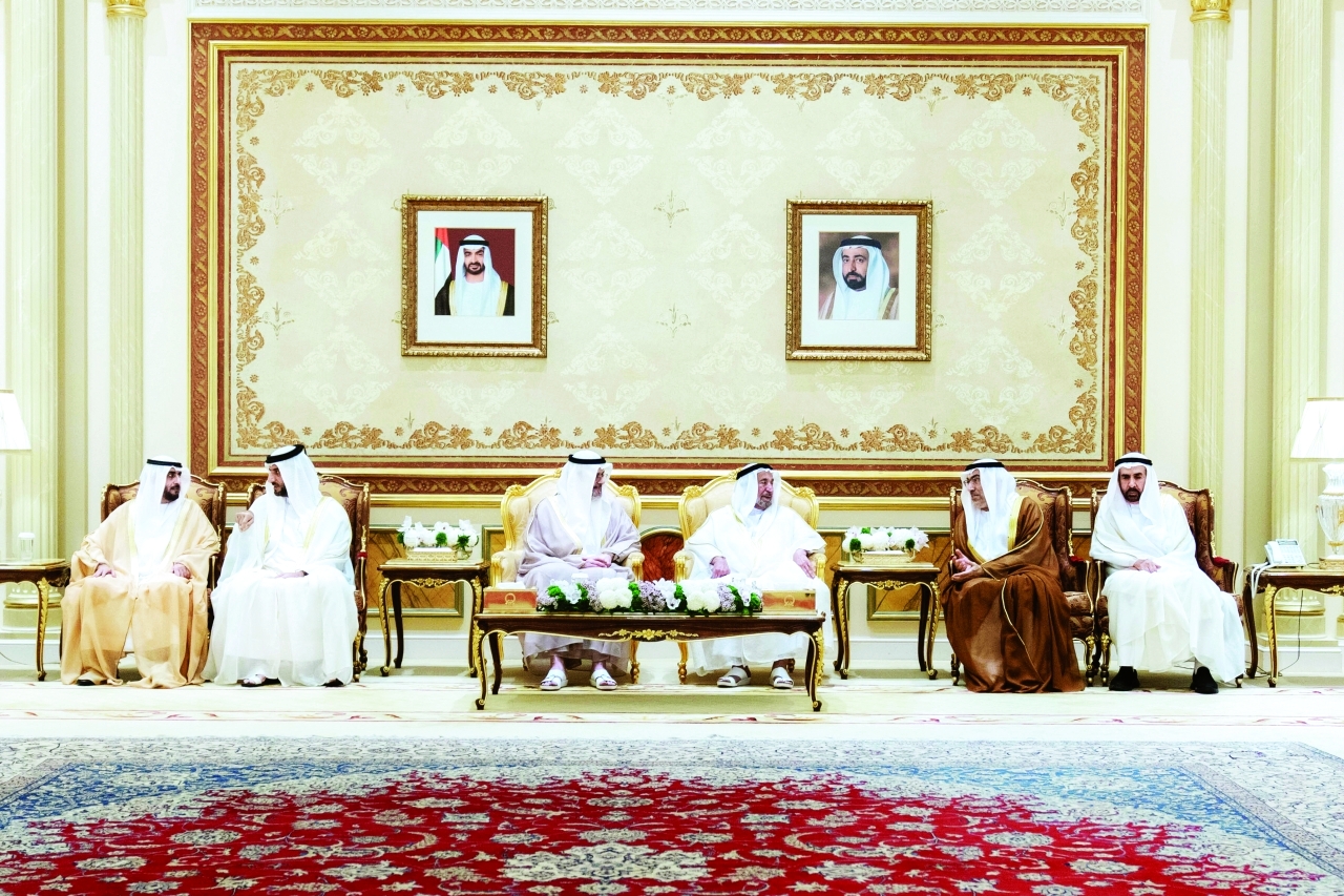 الحكام وأولياء العهود ونواب الحكام  يؤدون صلاة العيد ويتقبلون التهاني
