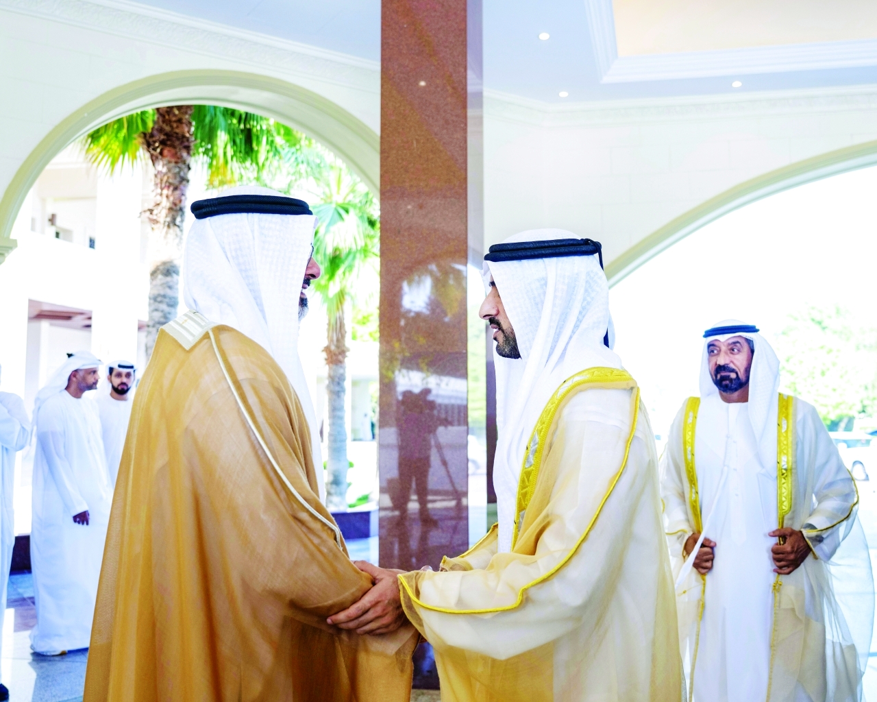 "خالد بن محمد بن زايد مصافحاً حمدان بن محمد بحضور أحمد بن سعيد"