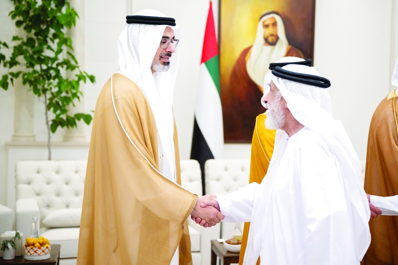 "خالد بن محمد بن زايد خلال استقبال المهنئين"