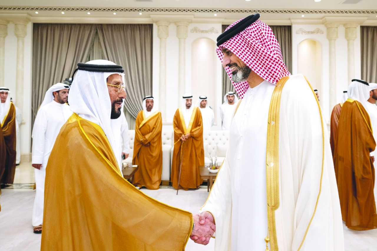 "عمار النعيمي مصافحاً طحنون بن محمد"