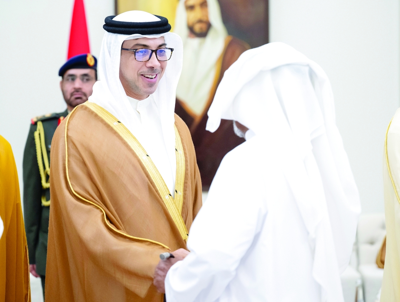 "منصور بن زايد خلال استقبال المهنئين بالعيد"