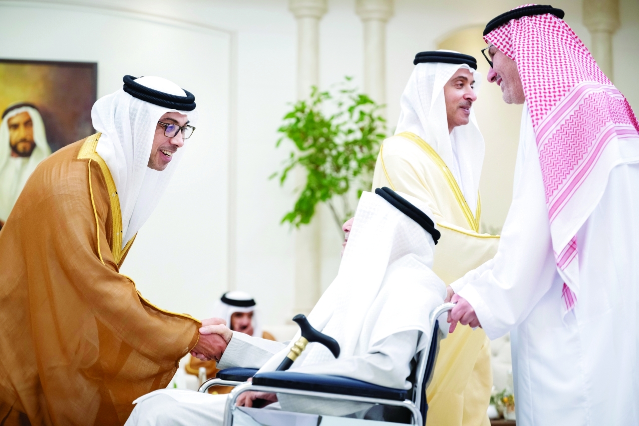 "منصور وهزاع بن زايد خلال الاستقبال"